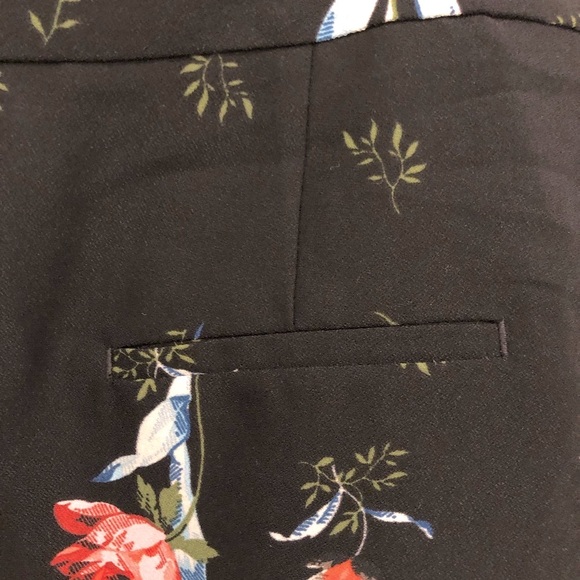 Loft floral black red short pockets size 4 - Picture 4 of 5